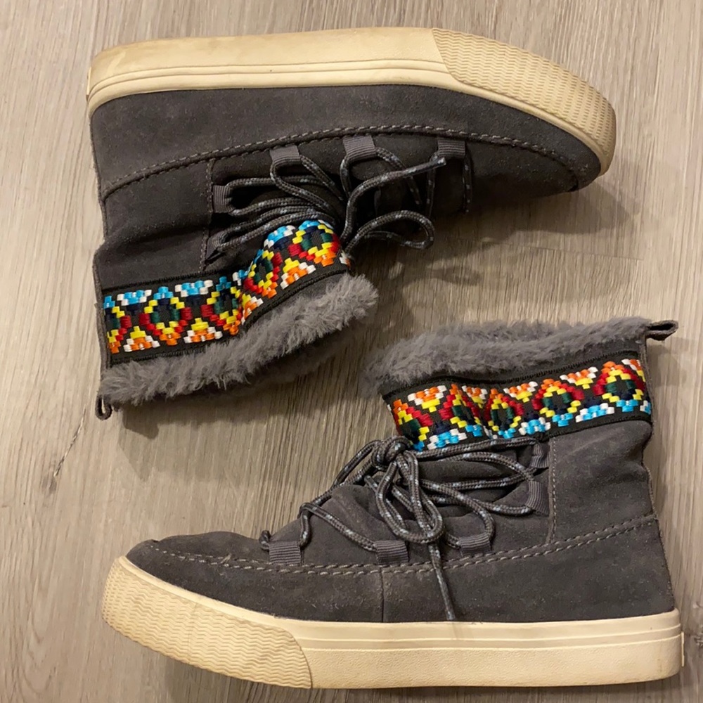 TOMS boots size 6